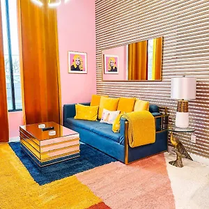  Holiday home Dolly's Art Deco - Luxe Near Broadway